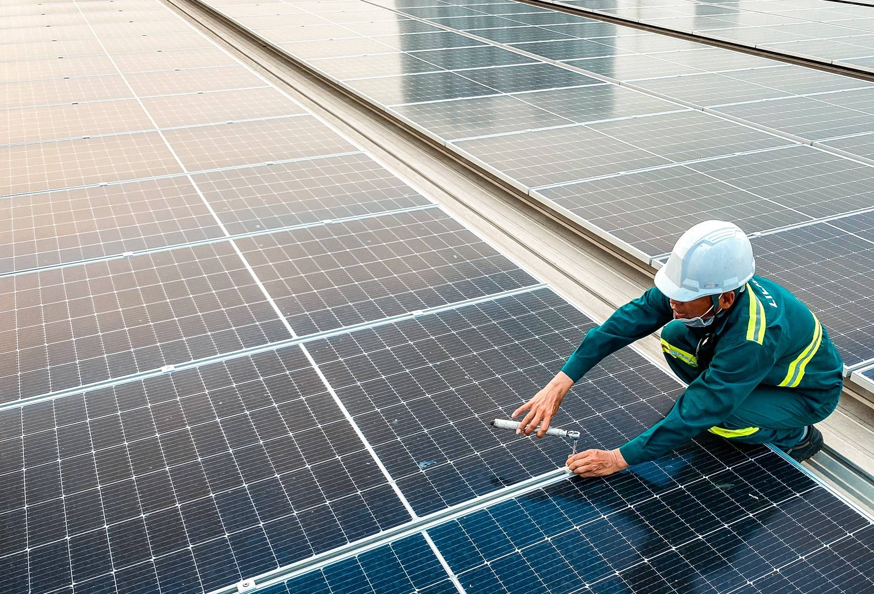 Thi công điện mặt trời: Giải pháp năng lượng xanh cho tương lai bền vững tại life techgrow