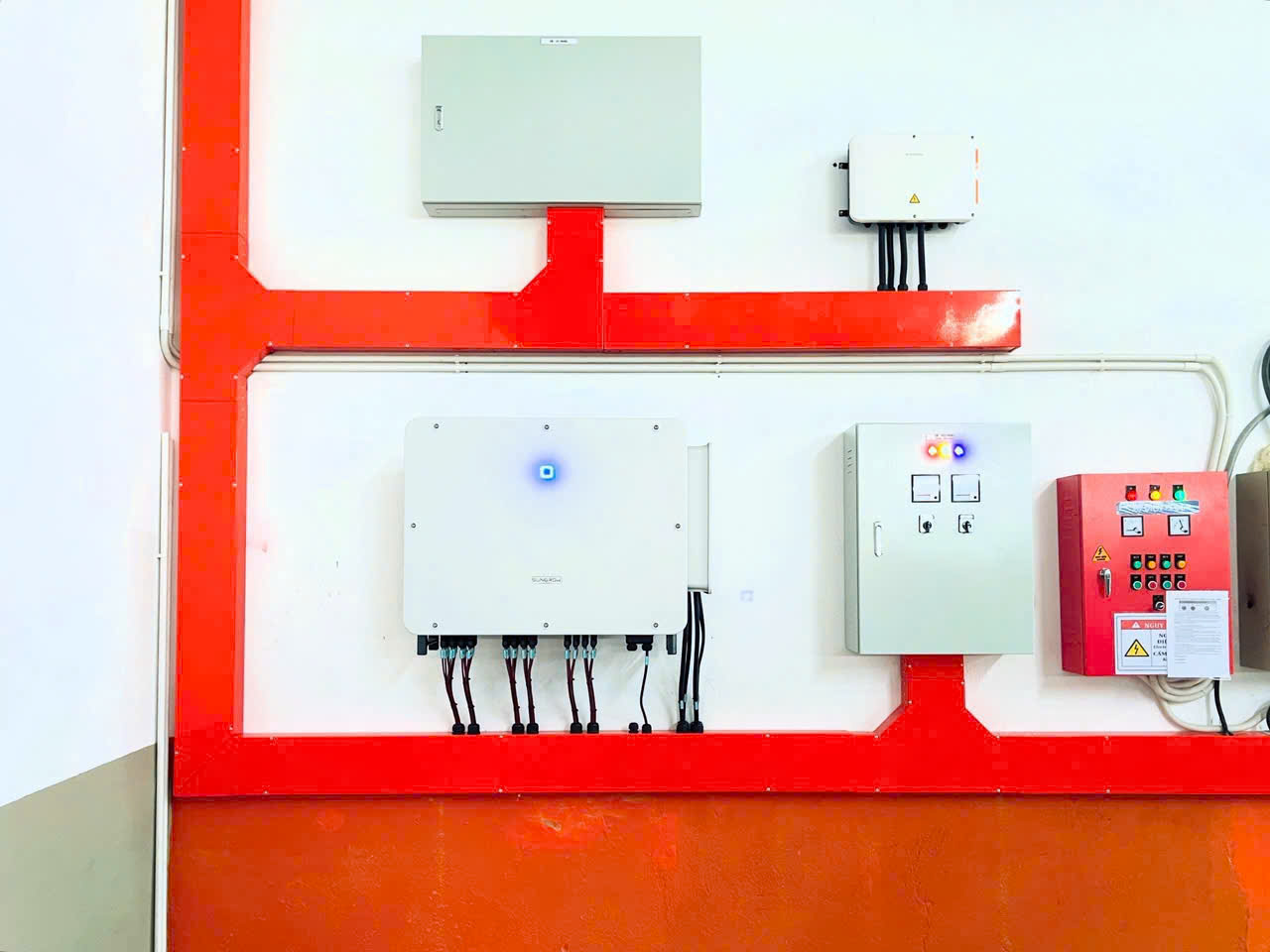 Hệ thống điện mặt trời hybrid tại life techgrow